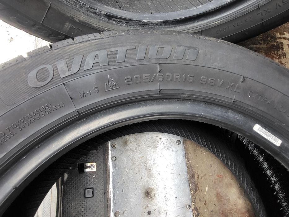 2бр 205/60/16 гумите са много запазени малко карани