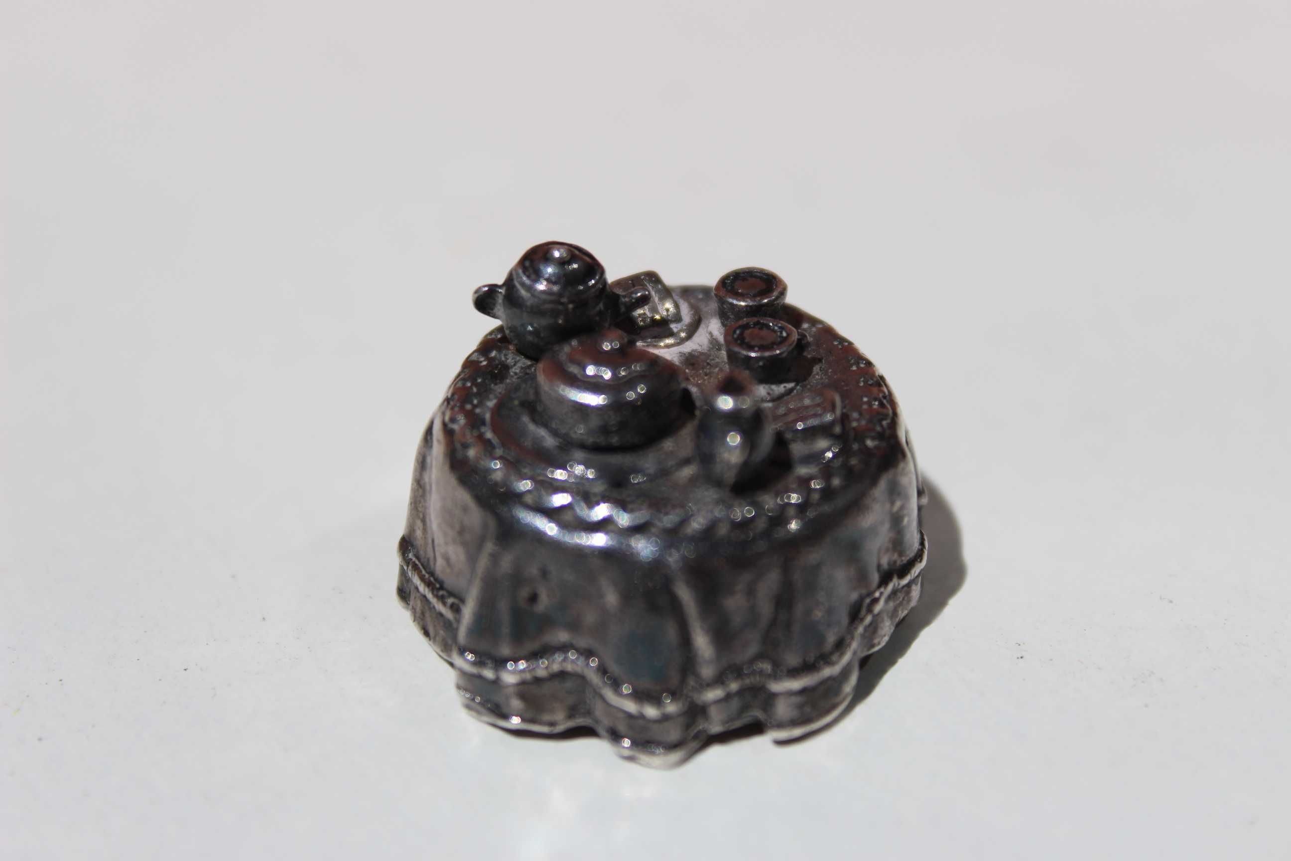 Jucarie /miniatura metal, masuta/ceainic/tort, ANGLIA, inceput sec 20