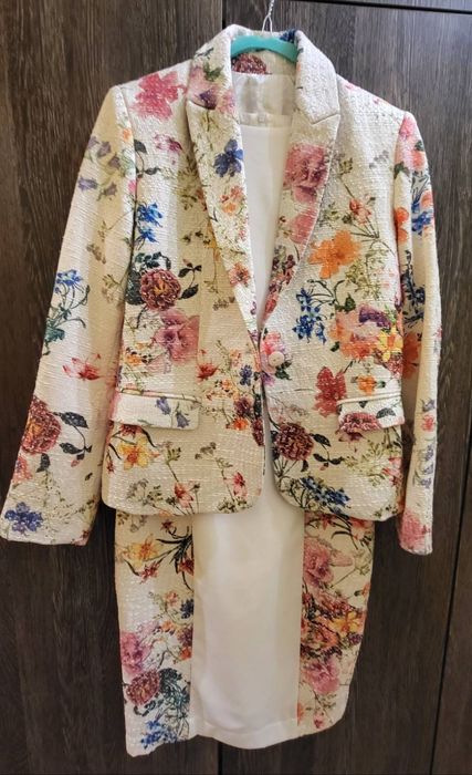 Комлект от две части - рокля и сако с флорални мотиви