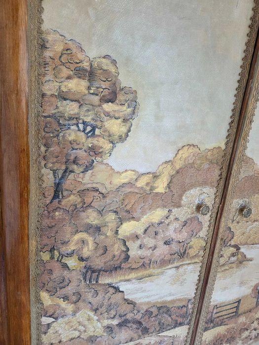 Старинен ръчно рисуван гардероб