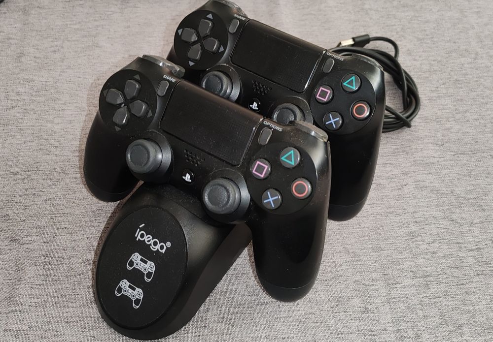 Sony PlayStation 4 Slim – SSD 1TB + 2 controllere + Dock încărcare