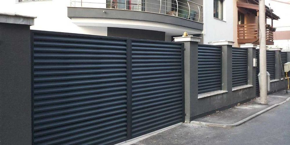 Garduri din panou stil jaluzele, sipca metalica, plasa bordurata tabla
