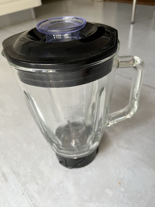 Cană sticlă cu cuțit și capac