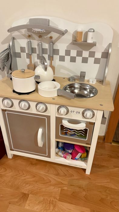 Детска дървена кухня New classic toys в идеално сьстояние. Сьдове.