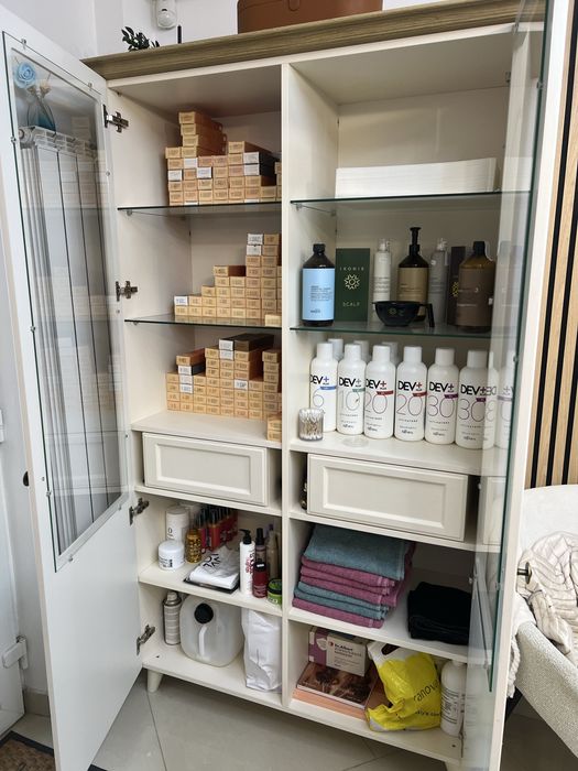 Vand vitrina in stare foarte buna