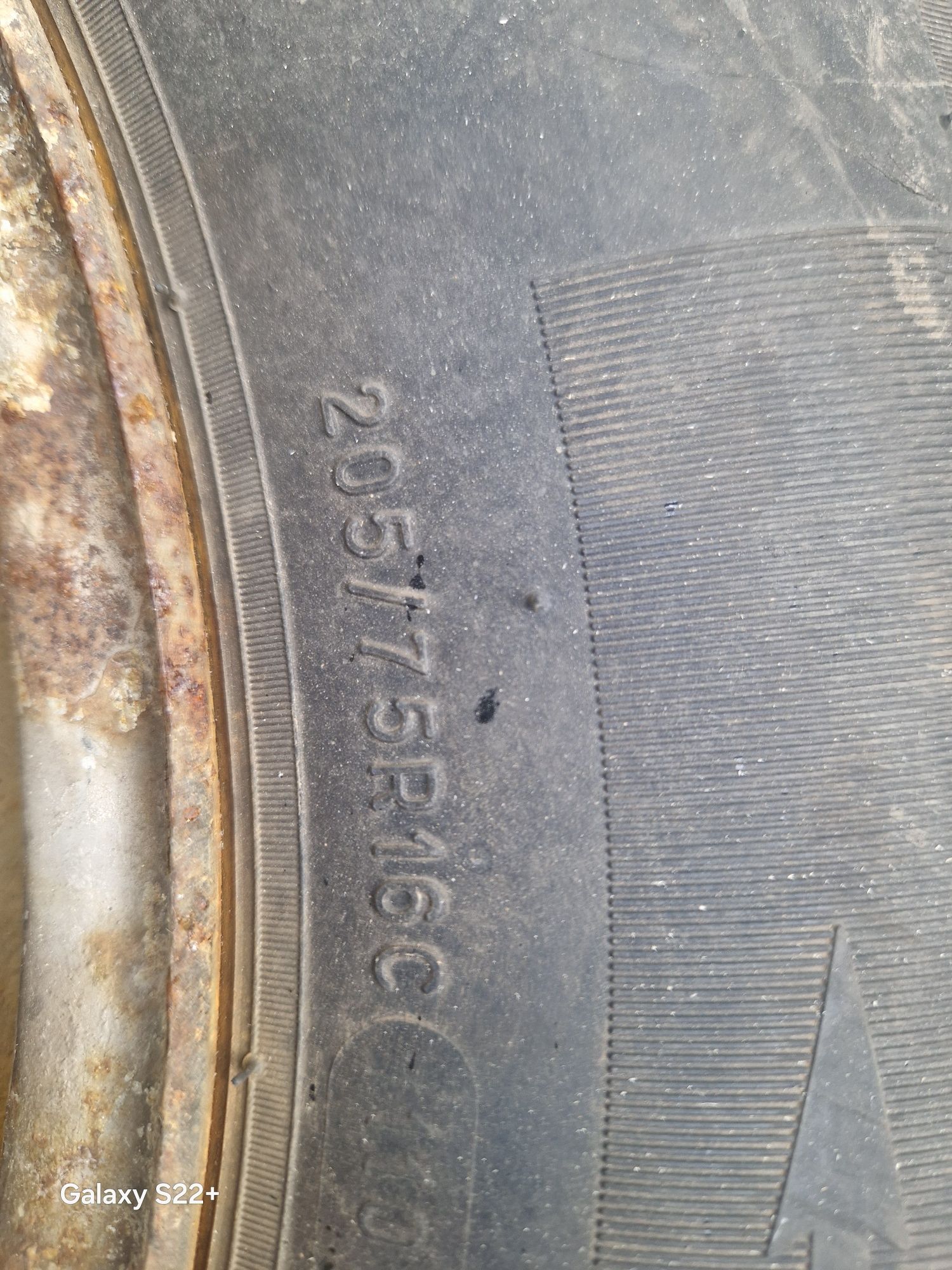 Vînd jante cu cauciucuri 205/75/r16 C pentru ford transit
