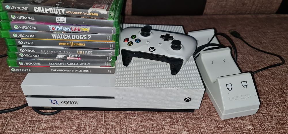 Vând Xbox one s 1 TB cu jocuri și stație încărcare controller