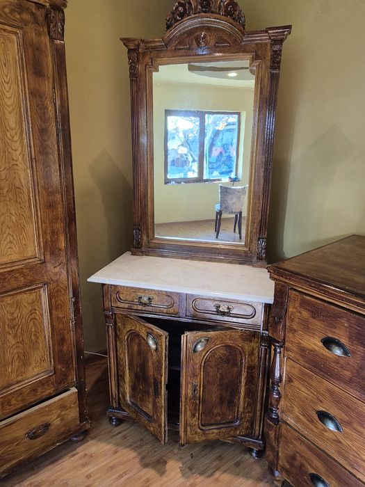 Vand mobila veche din lemn de nuc