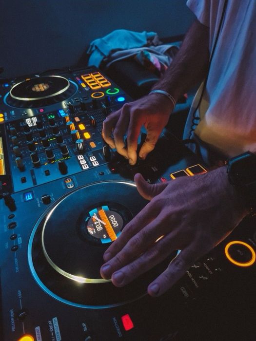 Dj, звукач, музыка