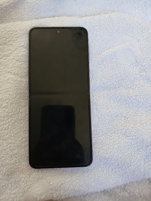 Продам телефон Самсунг флип4 ,нужно заменить дисплей.