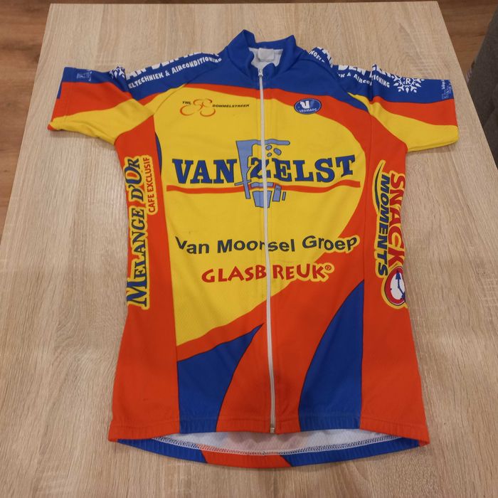 Продавам два екипа за колоездене НОВИ размер S.