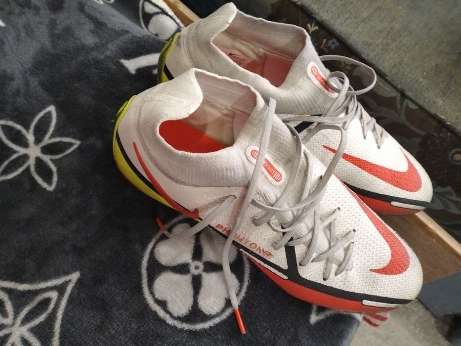 Продам спортивную обувь для футбола.