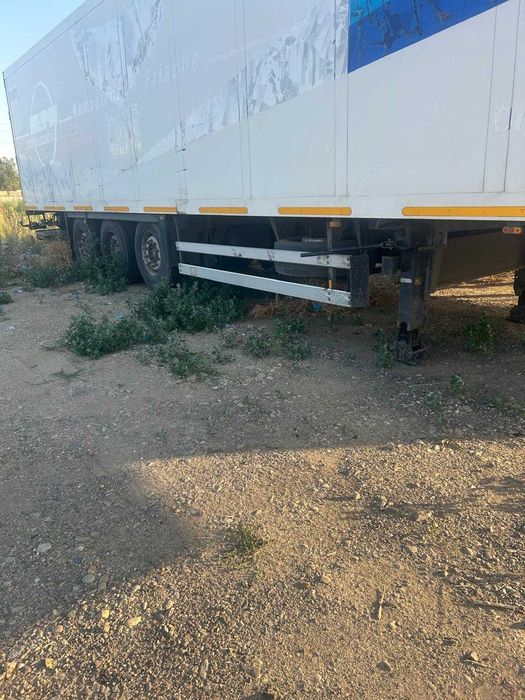 Semiremorca izoterma cu lift.