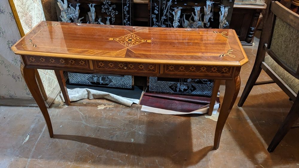 Очарование прошлого! Буфет в хорошем состоянии.Цена 220уе. Самовывоз.