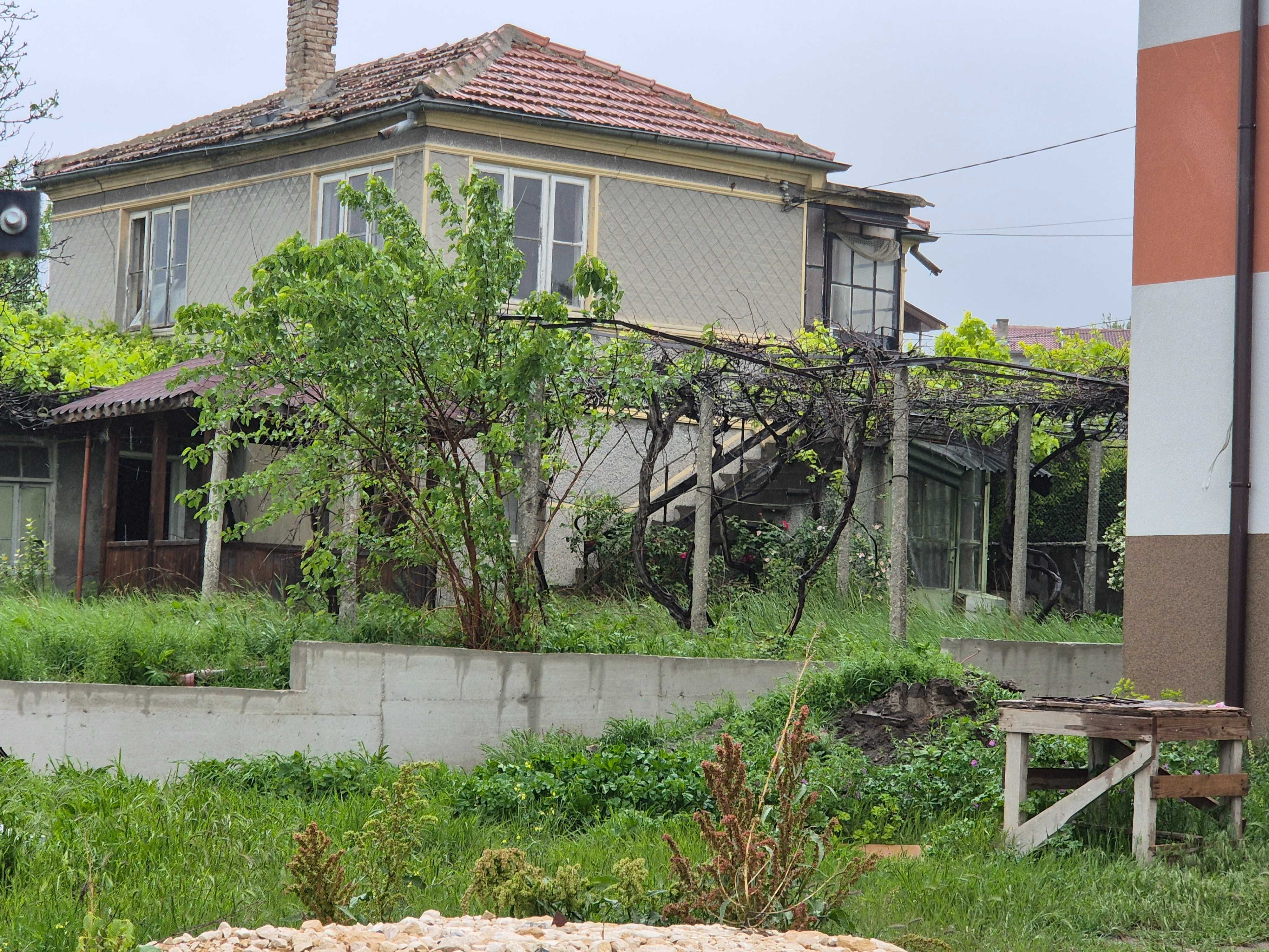 Къща самостоятелна в центъра на Аксаково