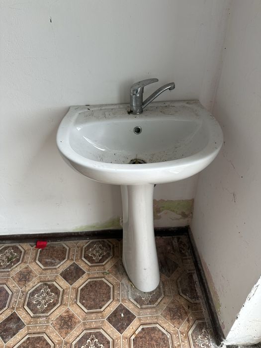 Раковина с пьедесталом и смесителем для холодной воды