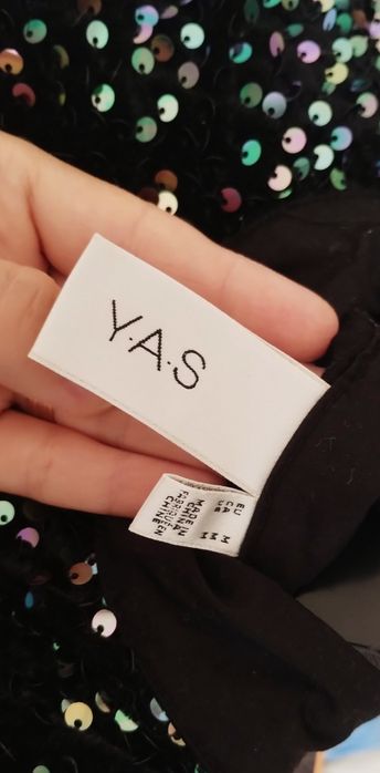 Елегантен топ YAS