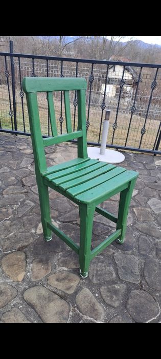 Scaune vechi , măsuță de fier si etajeră de perete