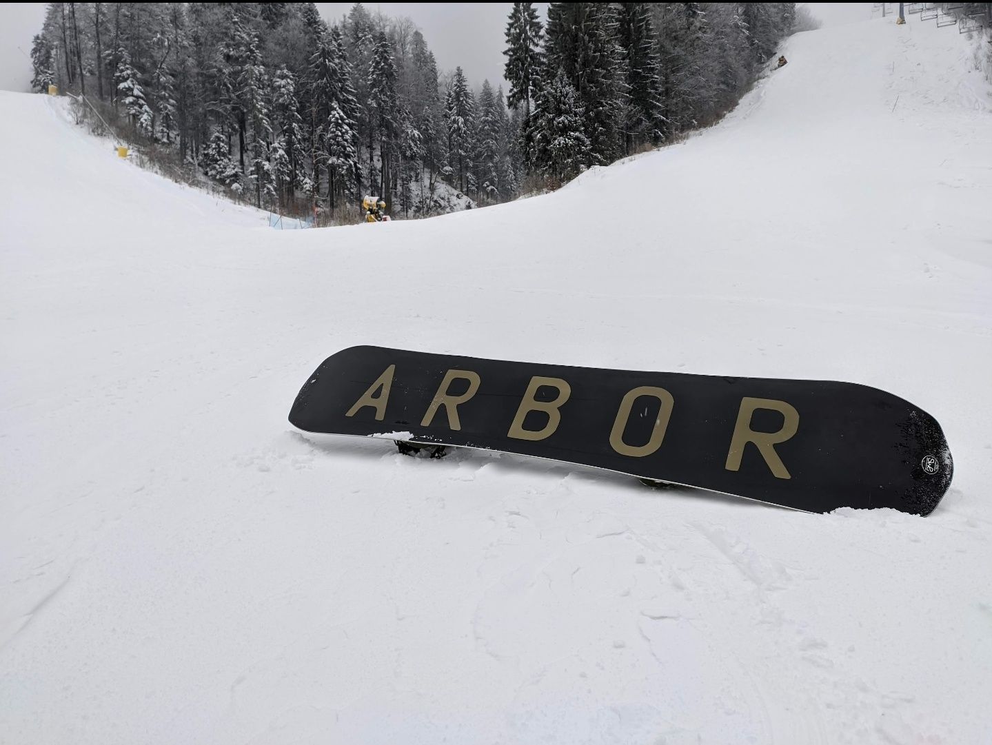 Vând snowboard Arbor Grip Tech. Fără legături.