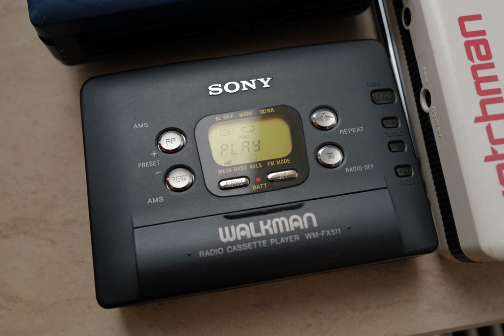 Vand trei Sony Walkman Wm FX511 si B39 plus TV Watchman FD-10E