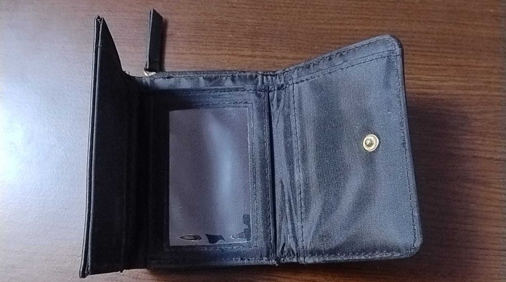 Portofel Primark, matlasat, cu inițială, pentru dame