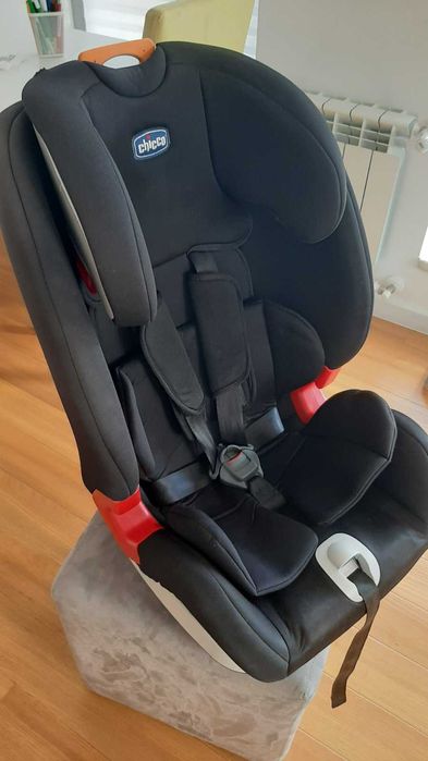 Chicco Youniverse Black (9–36 кг) – Детско столче за кола