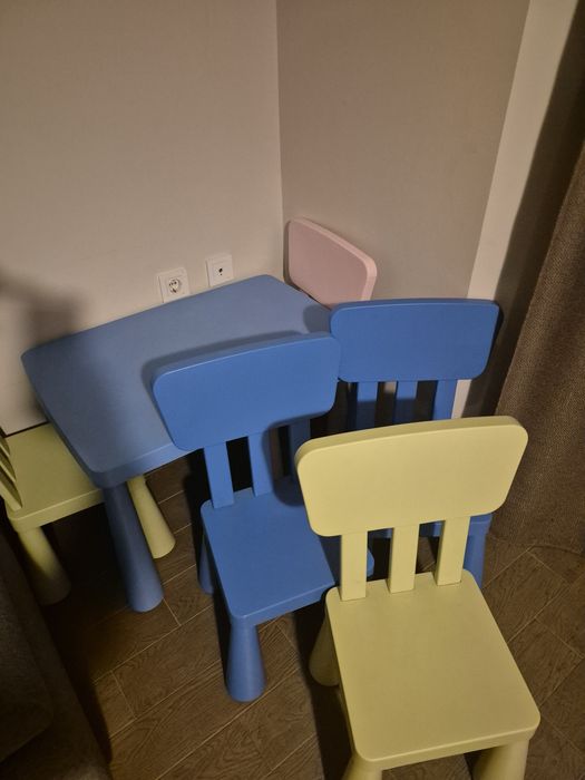 Vând măsuță și 5 scaune din plastic pentru copii