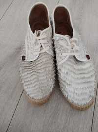 Pantofi cu franjuri albi