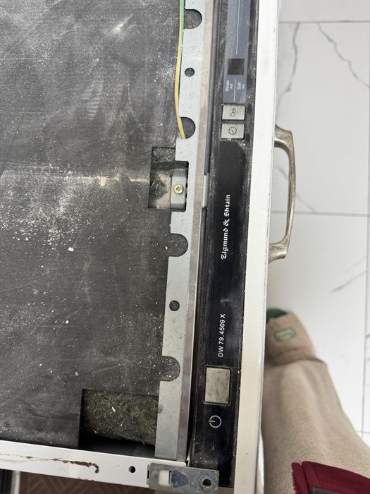 Посудомоющая машина бу  не работает сдам на запчасти