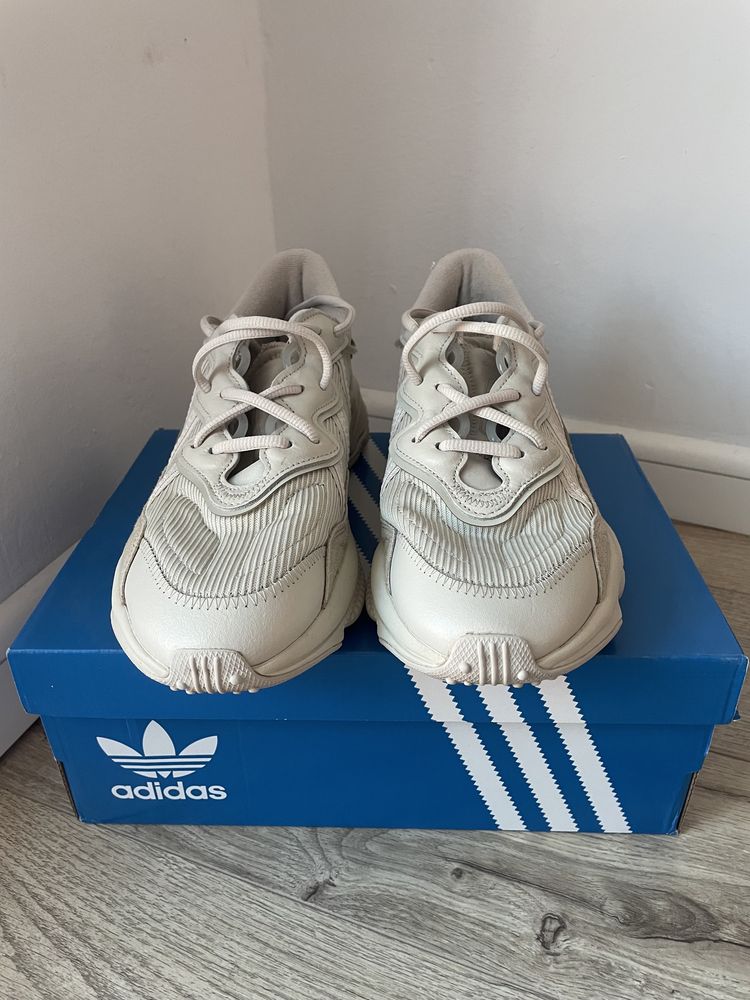 Vând adidași Ozweego unisex (Adidas)