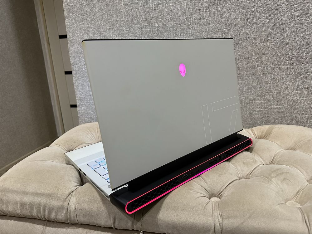 * Dell Alienware M17 крутой игровой ноутбук из США