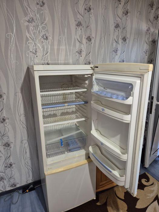 Продавам хладилник whirlpool