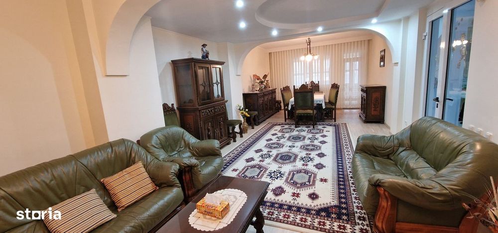 Coiciu, o vila construita pe cadre de beton, bine compartimentata.