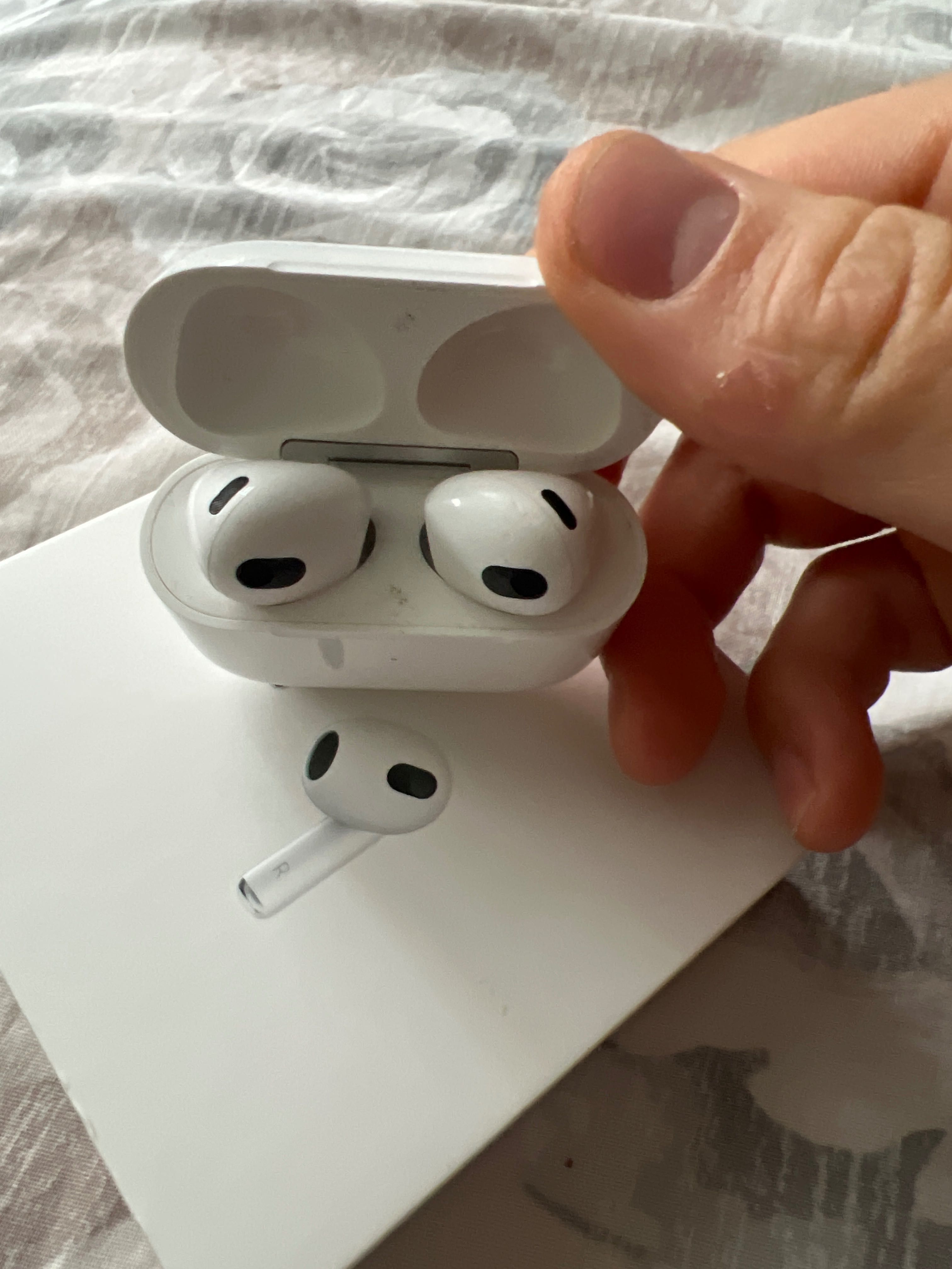 Apple Airpods 3rd generation with MagSafe Charging case