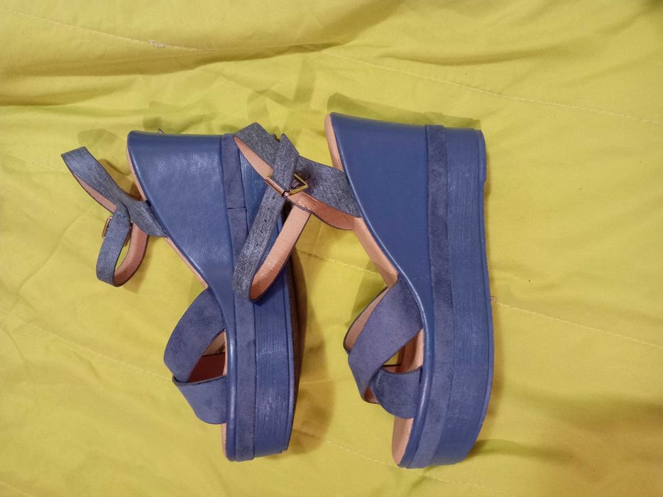 Сини италиански сандали на платформа и черни лачени обувки GABOR