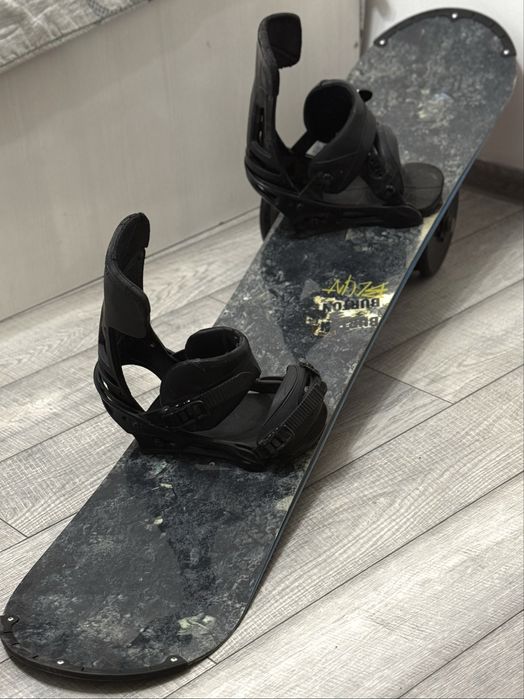 Продам сноуборд с креплениями Burton