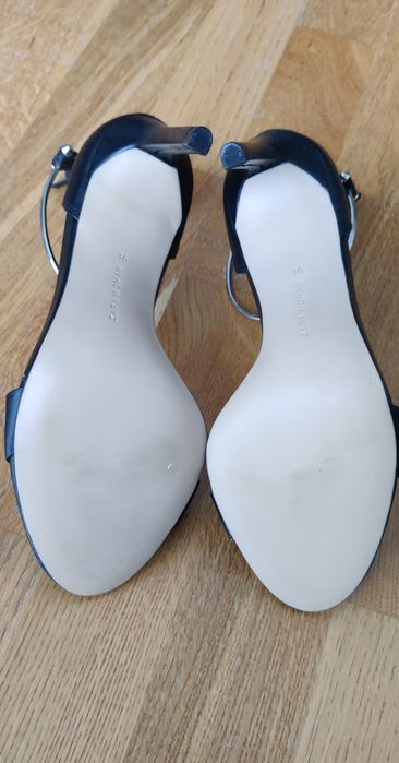 Sandale negre cu baretă metalică