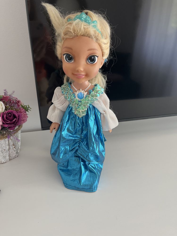 Regina Elsa și prințesa Ana din Arendelle