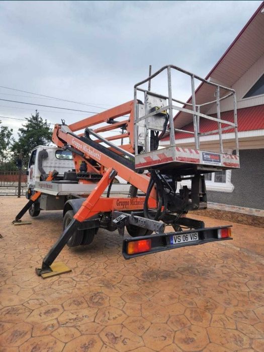 Nissan Cabstar cu platformă de lucru montată pe camion