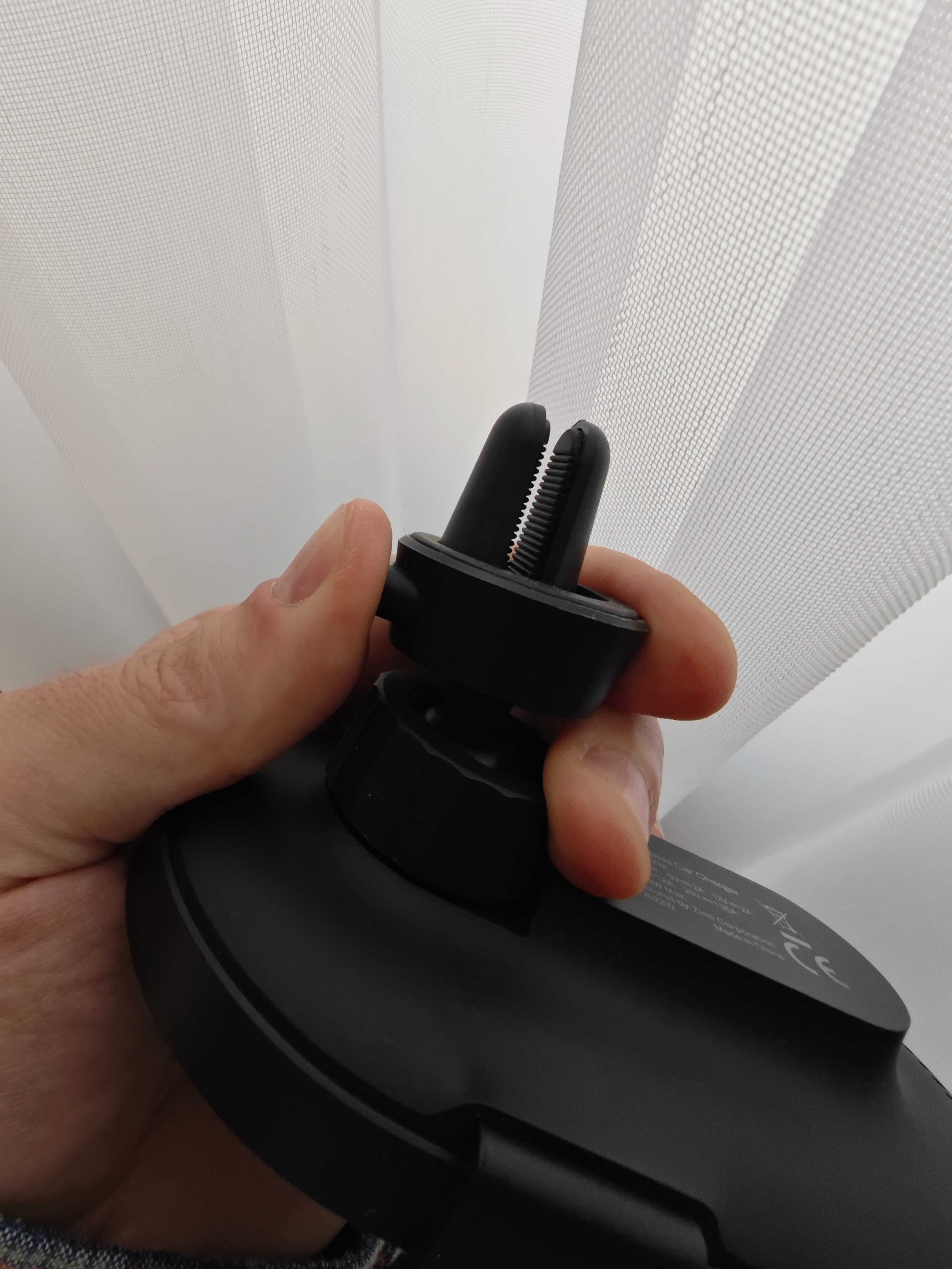 Продам зарядку для телефона Mi 20W Wireless Car Charger