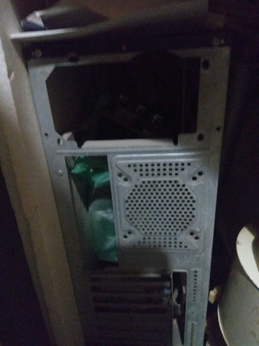 Для компьютера запчасти бу кейс и 320 гиг хард 3,5 сата