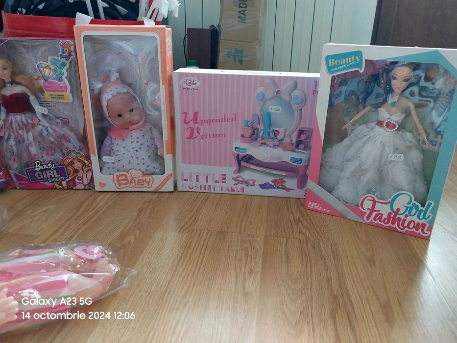 Papusa noua in cutie