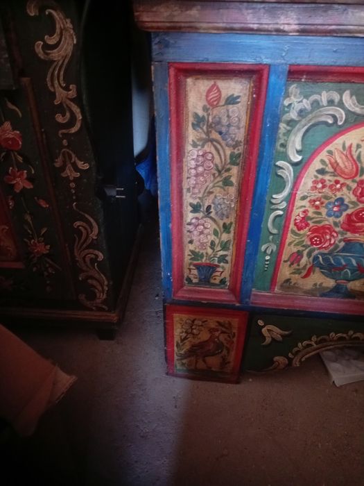 Mobilă veche antică pictată