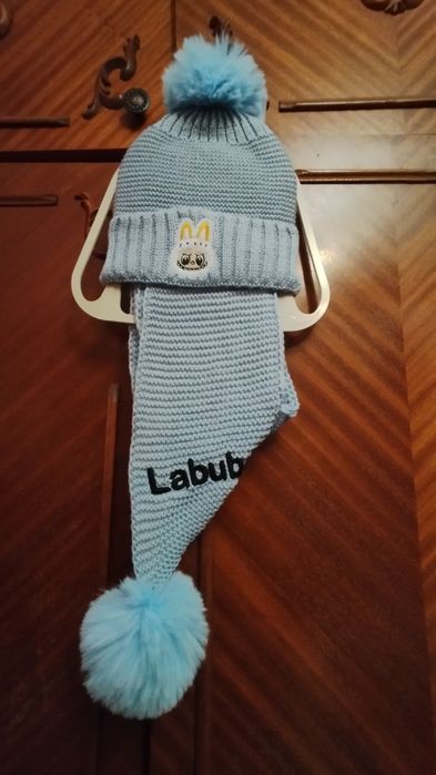 Set căciulă și fular.