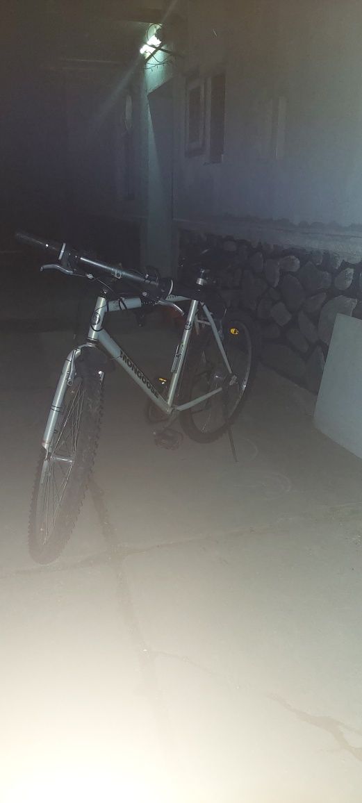 Vând bicicleta  mongose de oraș/strada