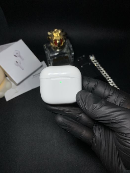 AirPods 4 cu Anulare activă – Cutie + cablu