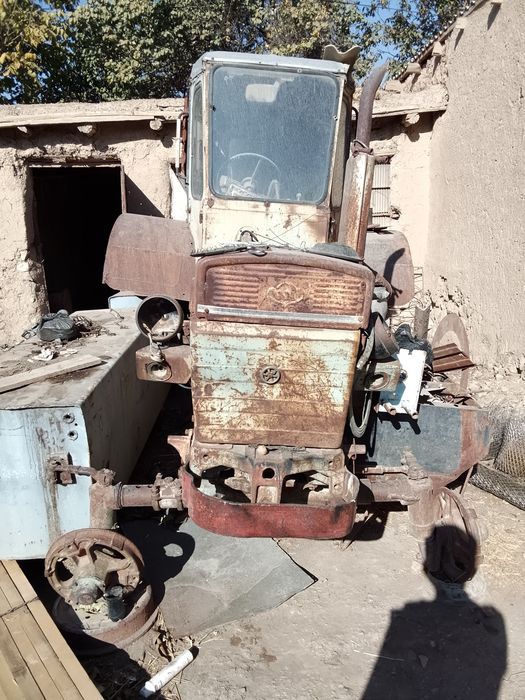 Трактор 28 сотилади