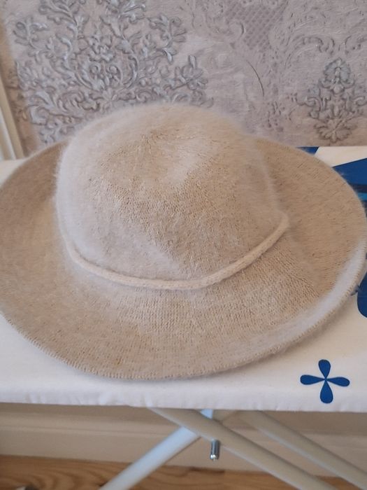 Palarie  de  dama  din  lána