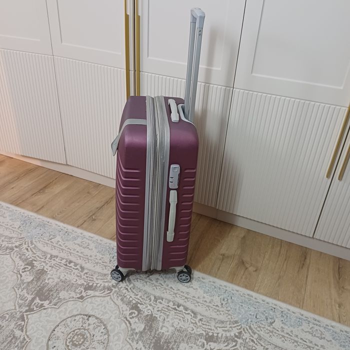 Продается чемодан в хорошем состояний