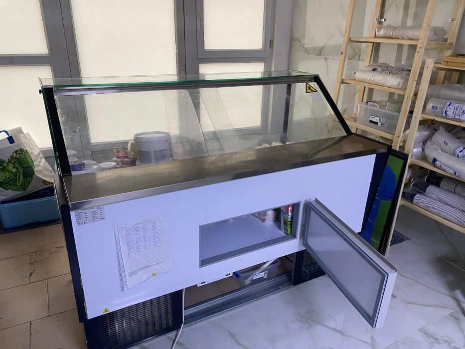 Vitrina mezeluri sau branzeturi